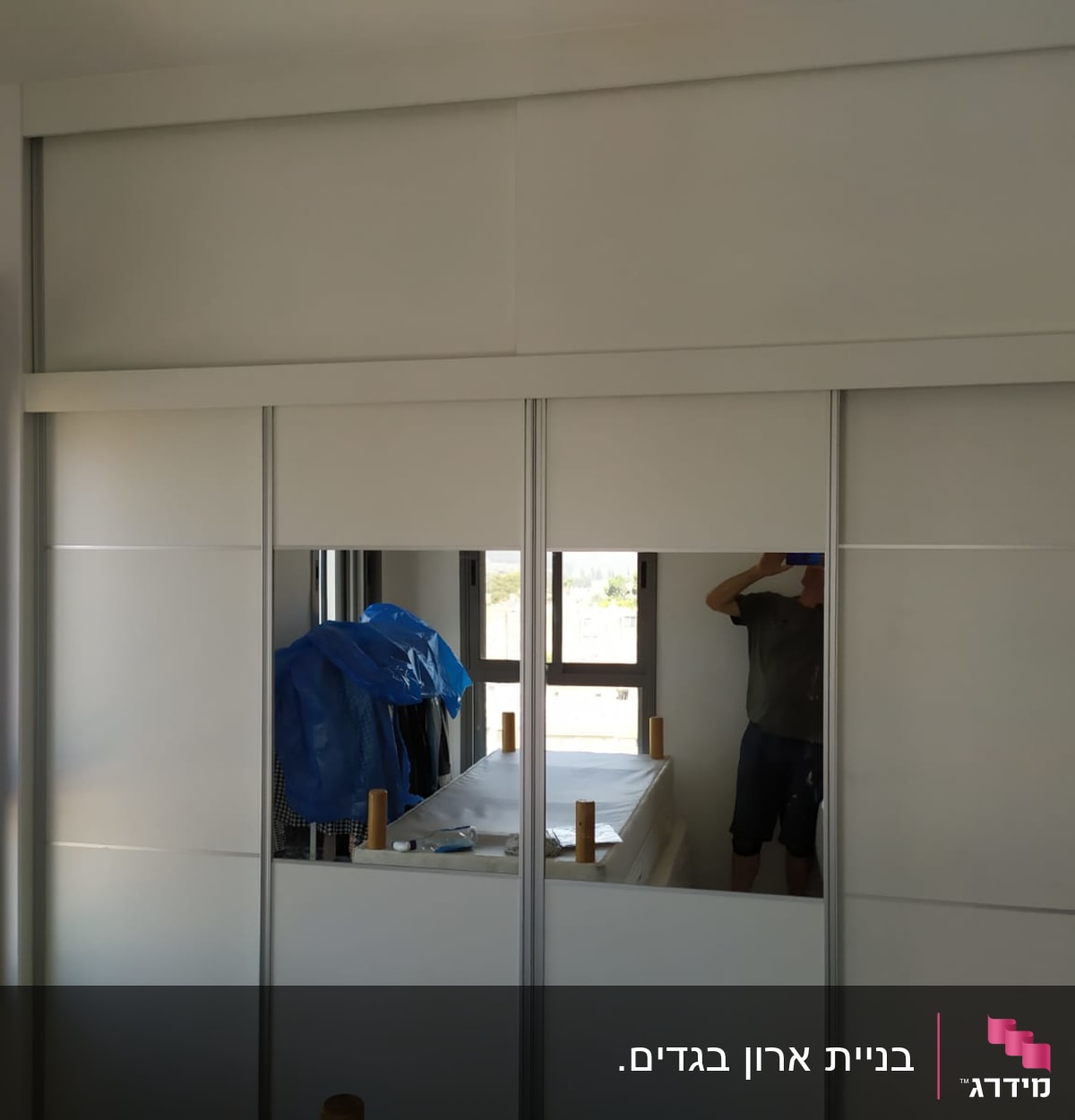 ארון בגדים עם דלתות הזזה ומראה